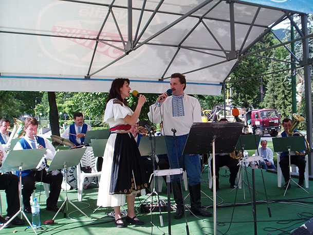 Duet v krojoch pri letnom koncerte