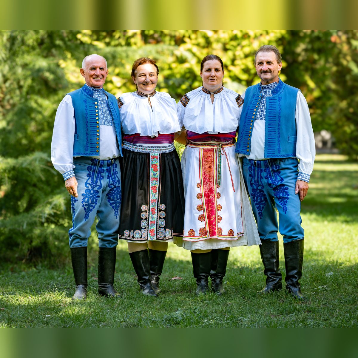 Speváci kapely Lieskované v krojoch