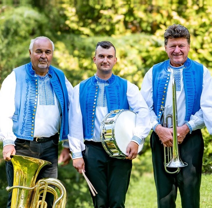 Hráči na tube a bicích z kapely Lieskované